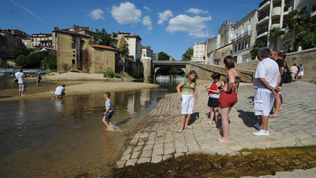 Les touristes à Mont-de-Marsan cale de l'abreuvoir